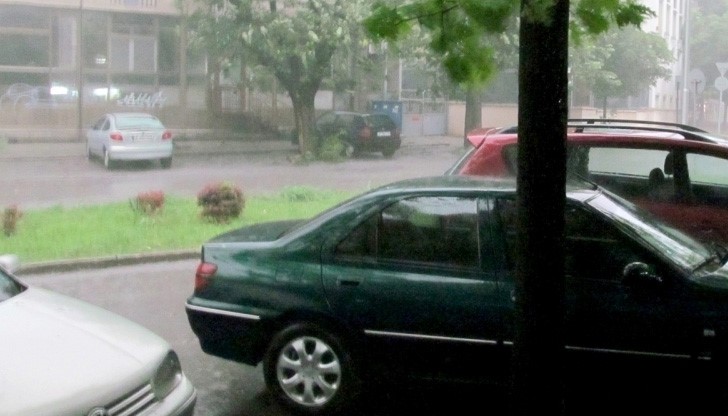 Силен вятър и проливен дъжд връхлетяха Русе в късния следобед