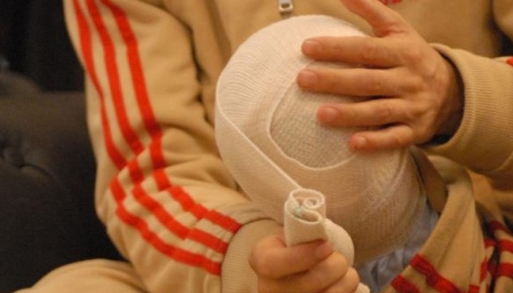 Майка изхвърли еднокракия си син, миришел й на урина Майка изхвърли еднокракия си син, миришел й на урина