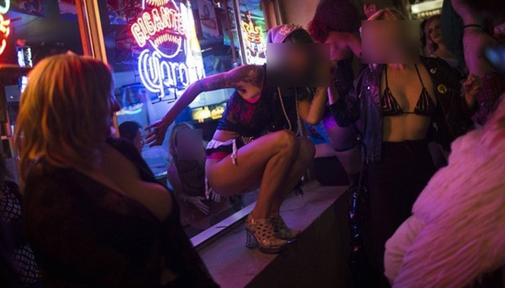 Нов рекет по морето: Носят ти пиене и компаньонки, а после сметка от... Нов рекет по морето: Носят ти пиене и компаньонки, а после сметка от...