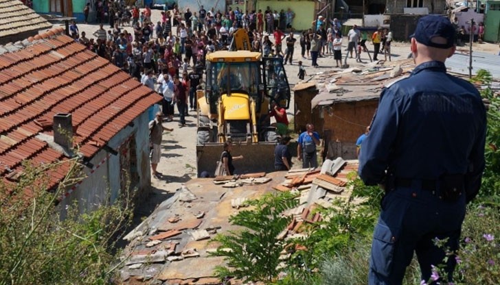 Цигани скандират: Българите на сапун!