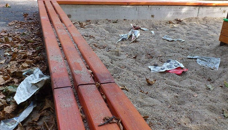 Детска площадка превърната в бунище и тоалетна за животни