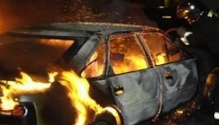 Автомобил се самозапали в движение, двама са със сериозни изгаряния