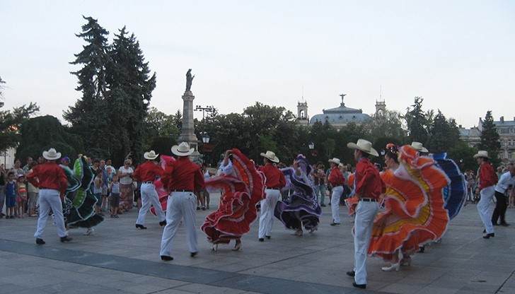 Мексикански фолклорни танци и латино ритми завладяха Русе