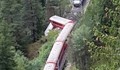 Пътнически влак дерайлира - вагоните висят над бездна, един вече падна
