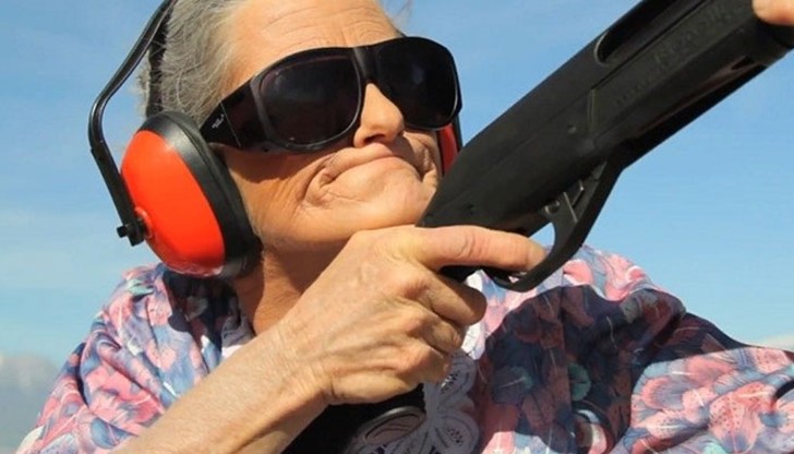 Баба застреля кучето на комшиите, лаело й