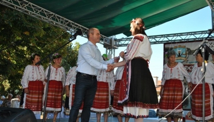 "Сандрово пее и танцува" събра 600 участници от България и Румъния "Сандрово пее и танцува" събра 600 участници от България и Румъния