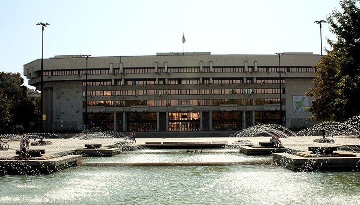 Мъж си спретна нощно къпане в шадравана пред Общината Мъж си спретна нощно къпане в шадравана пред Общината