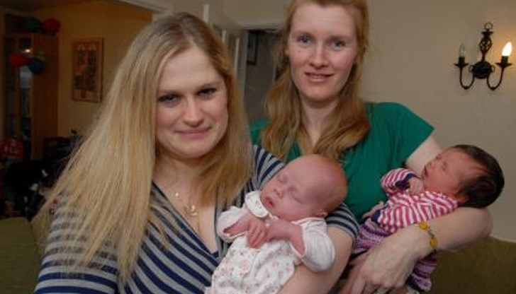 Приятелки родиха в един и същи ден за втори път Приятелки родиха в един и същи ден за втори път