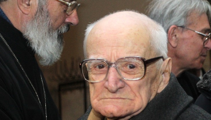 България се прощава с гения на стиха Валери Петров България се прощава с гения на стиха Валери Петров