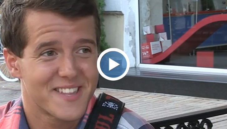 Талантлив музикант учи русенци да се усмихват