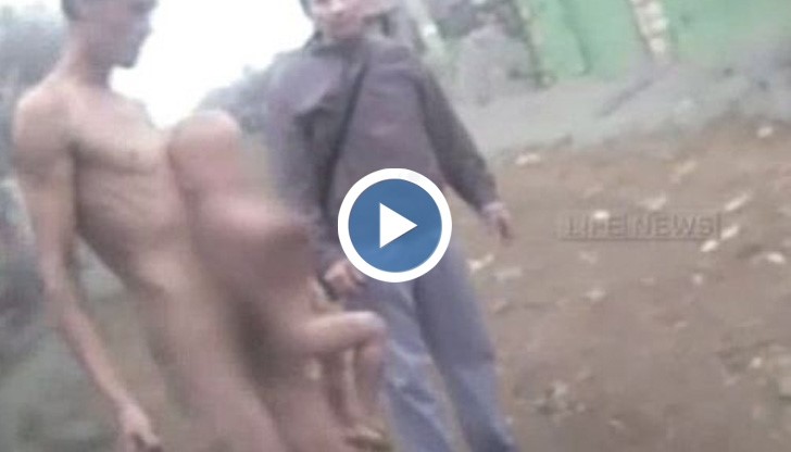 Умопобъркан гол мъж държа сина си като заложник, плашейки да го заколи