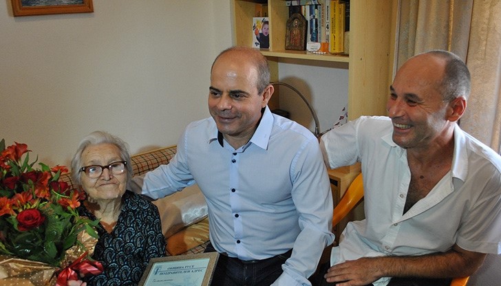 100-годишната баба Иванка отпразнува своя юбилей