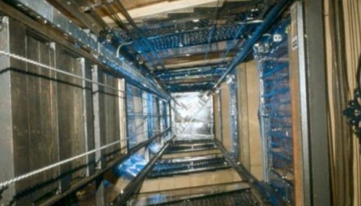 Асансьор падна и погреба жена Асансьор падна и погреба жена