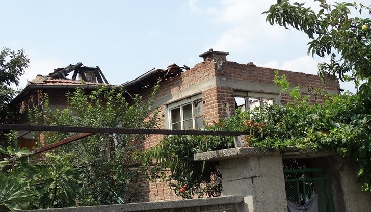 Жената, чиято къща изгоря на Богородица: Запали ме съседка, която кръшкаше с мъжа ми