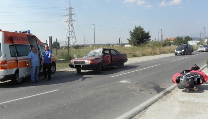 Тежка катастрофа: Мотор се вряза в лека кола край Благоевград