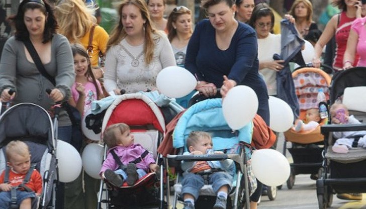 Държавата отново остави майките без детски надбавки