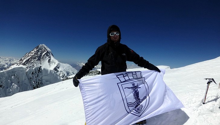 Иван Томов развя знамето на Русе над 8-хилядника Броуд Пик