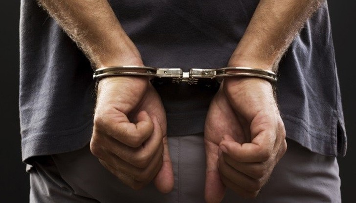 Мъж преби жена си и дъщеря си, след това нарита полицай