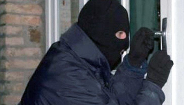 Крадец, задигнал ползвана четка за зъби и комбинезон, отива зад решетките