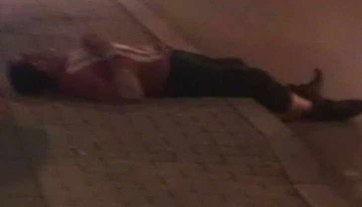 Пиян мъж лежи 1 час на пътя, прибира го линейка