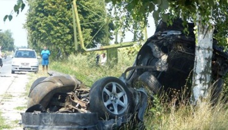 Зверска катастрофа в Русе: Автомобил се смля след удар в билборд и дърво