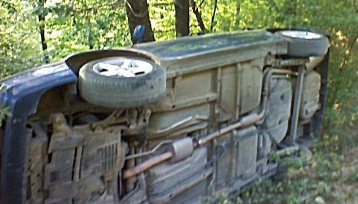 Шофьор без книжка обърна "БМВ" в канавка Шофьор без книжка обърна "БМВ" в канавка