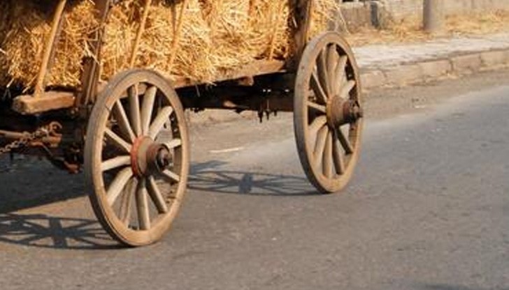 Автомобил помете каруца на междуселски път