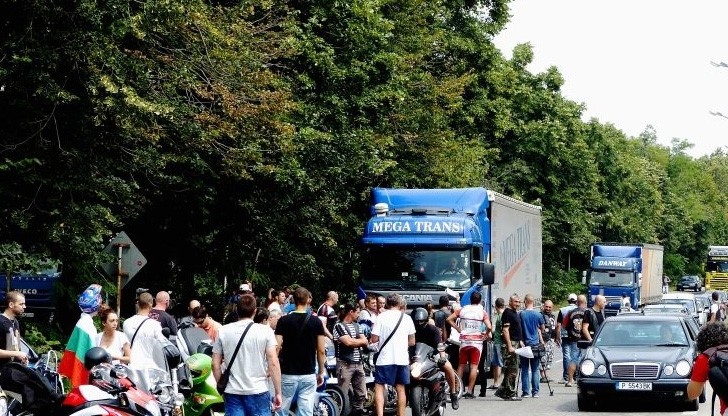 Рокерска блокада спря движението по пътя Русе - Бяла