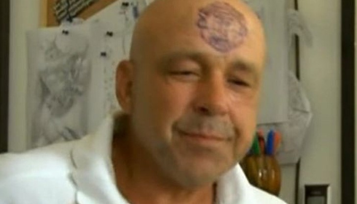 Свищовлия си татуира емблемата на "Манчестър Юнайтед" на челото