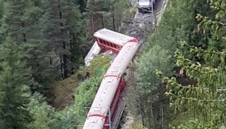Пътнически влак дерайлира - вагоните висят над бездна, един вече падна