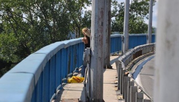 Полицаи свалиха жена от Аспаруховия мост във Варна