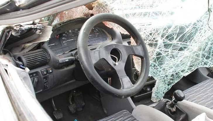 Автомобил направи салто на пътя Русе - В. Търново, трима са ранени Автомобил направи салто на пътя Русе - В. Търново, трима са ранени