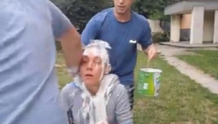 Тикнаха в ареста младежите, които заляха с боя Нона Тикнаха в ареста младежите, които заляха с боя Нона