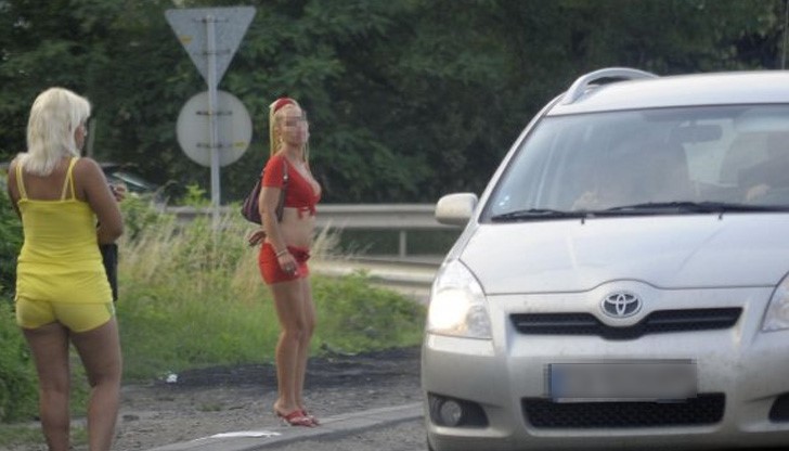 61-годишен мераклия за секс остана гол и бос на пътя след сеанс 61-годишен мераклия за секс остана гол и бос на пътя след сеанс