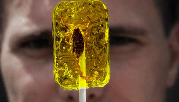 Пуснаха на пазара близалка със скорпион