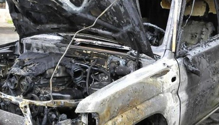 Лека кола изгоря, след като се блъсна в земен скат