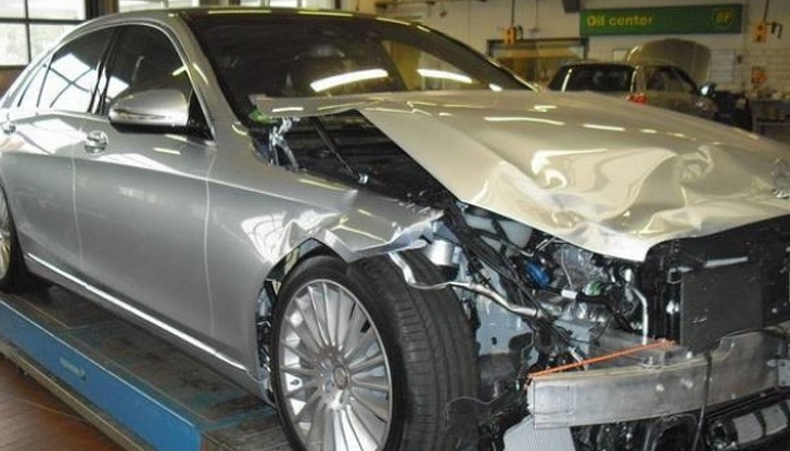 Пиян мъж обърка спирачката с газта и нацепи лизингов "Мерцедес" Пиян мъж обърка спирачката с газта и нацепи лизингов "Мерцедес"