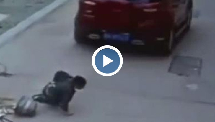 Мощен джип мина през дете, то се отърва само с драскотини