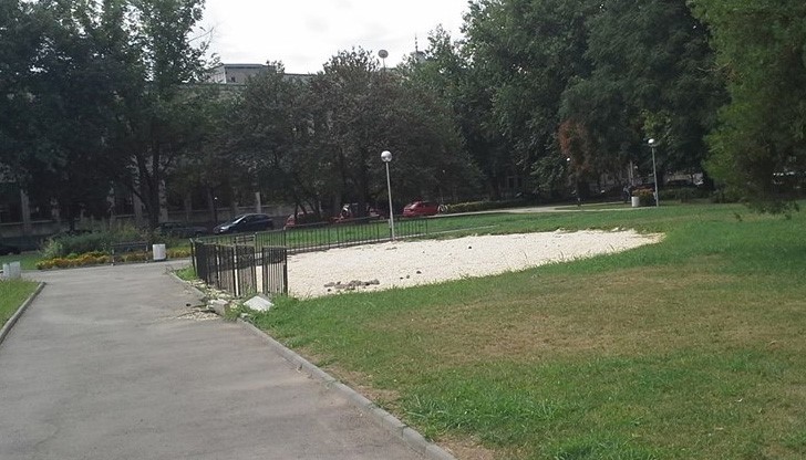 Петно в градинката пред "Христо Ботев" напомня следи от кацане на летяща чиния