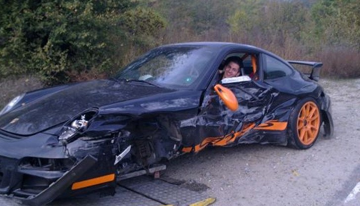 Смазано "Порше" и един усмихнат зад волана