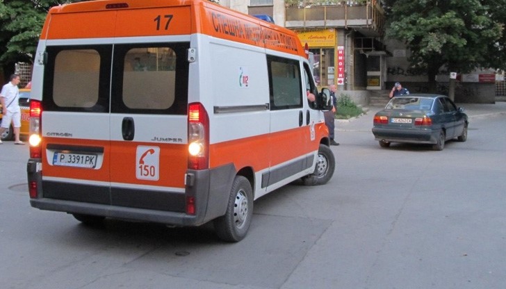 Лека кола помете пешеходка на тротоара в кв. "Здравец" Лека кола помете пешеходка на тротоара в кв. "Здравец"