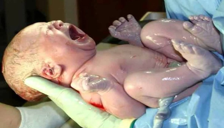 Майка опакова новороденото си в книжен плик и го захвърли на улицата