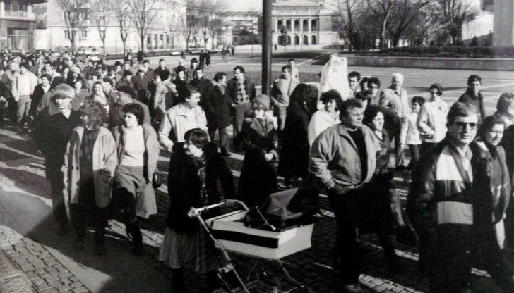 Снимки на протестиращи през 1989 г. русенци отиват на Международна изложба