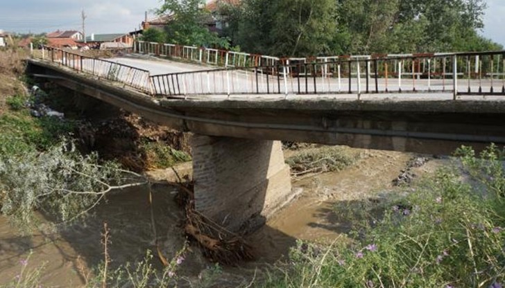 18-годишен без книжка се метна с кола в реката, издирват тялото му 18-годишен без книжка се метна с кола в реката, издирват тялото му