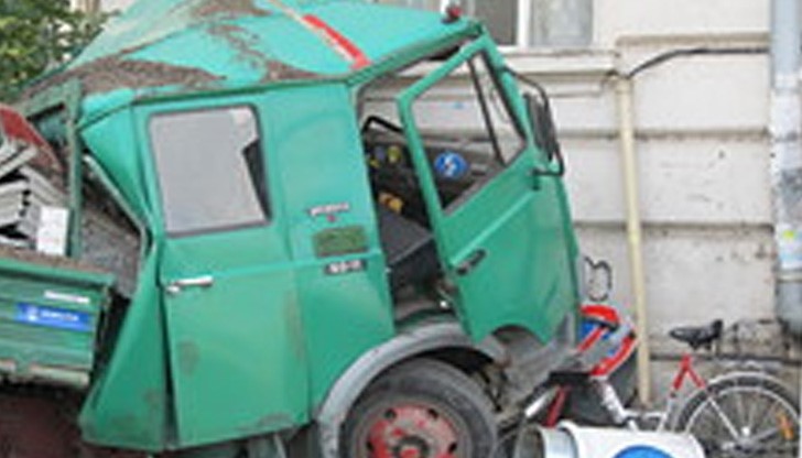 Камион премаза шофьора си и се заби в Транспортна болница