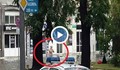 Старец се гмурка с шнорхел на улица в Бургас