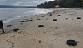 Морето "изплю" стотици гуми на варненски плаж