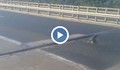 Откъсната релса на магистрала "Хемус" спука гуми и счупи джантите на поне 5 коли