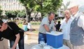 Метеоролог раздава сладоледи в знак на протест срещу простаците
