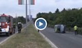 Автомобил се блъсна в контейнер и се преобърна на изхода на Русе